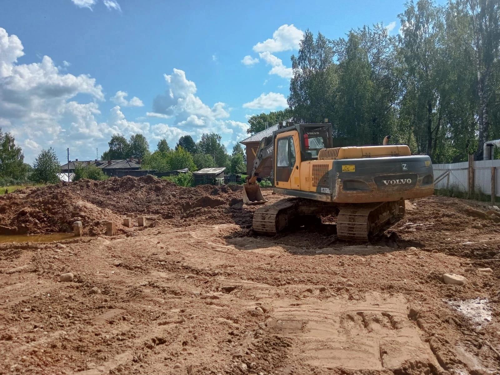 В рамках национального проекте «Жилье и городская среда» по программе «Переселение граждан из аварийного жилья на 2019-2025 гг.» началось строительство нового многоквартирного трёхэтажного дома..