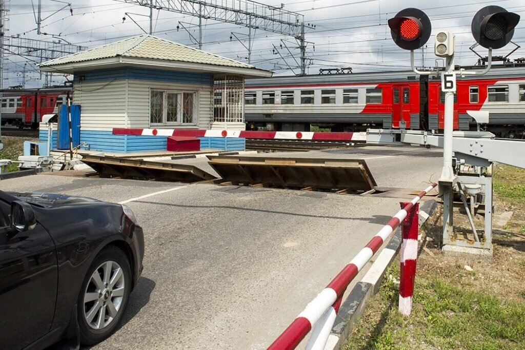 Правила движения через железнодорожные пути.